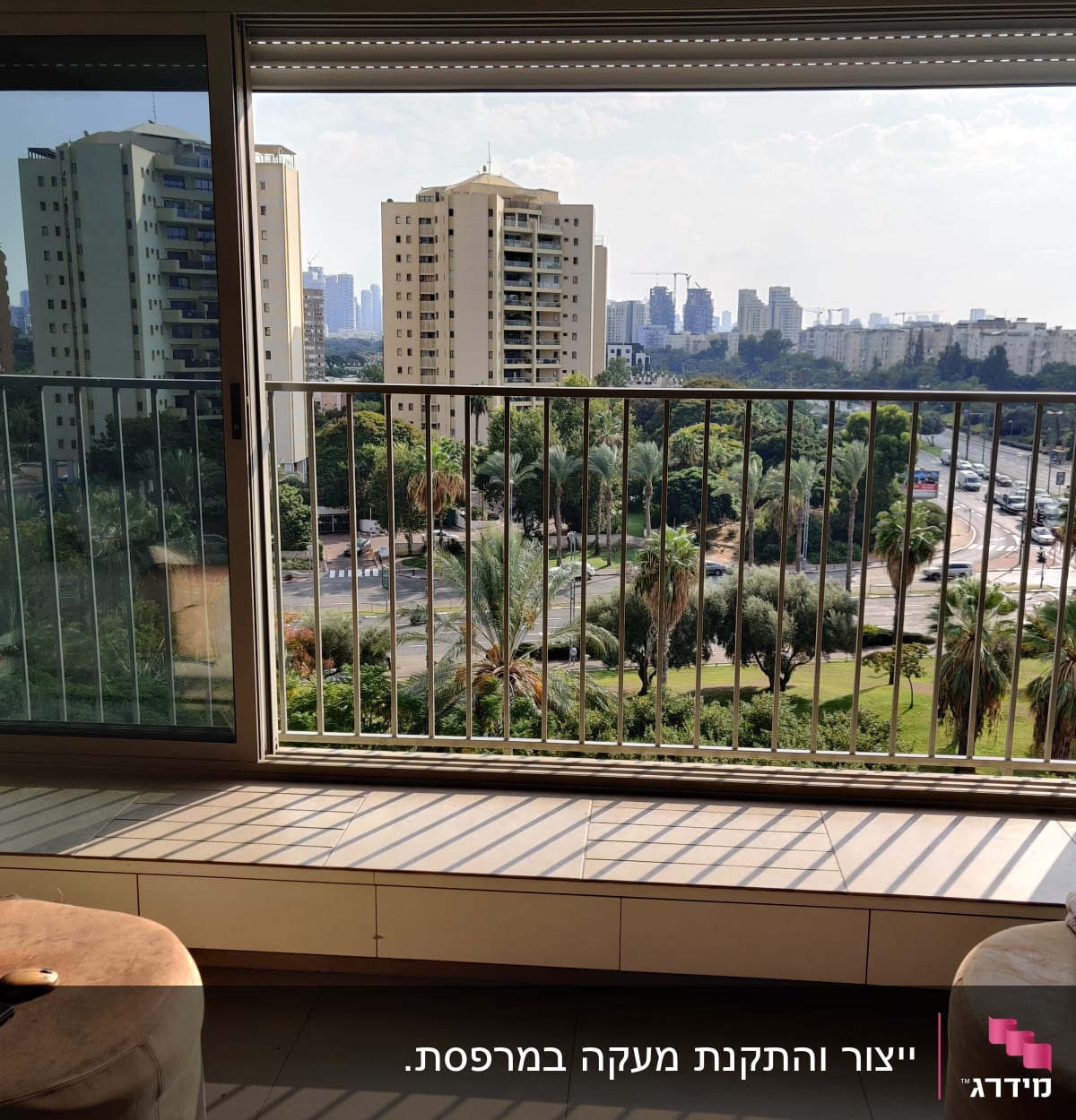 חלון גדול עם מסגרת מתכת ונוף עירוני